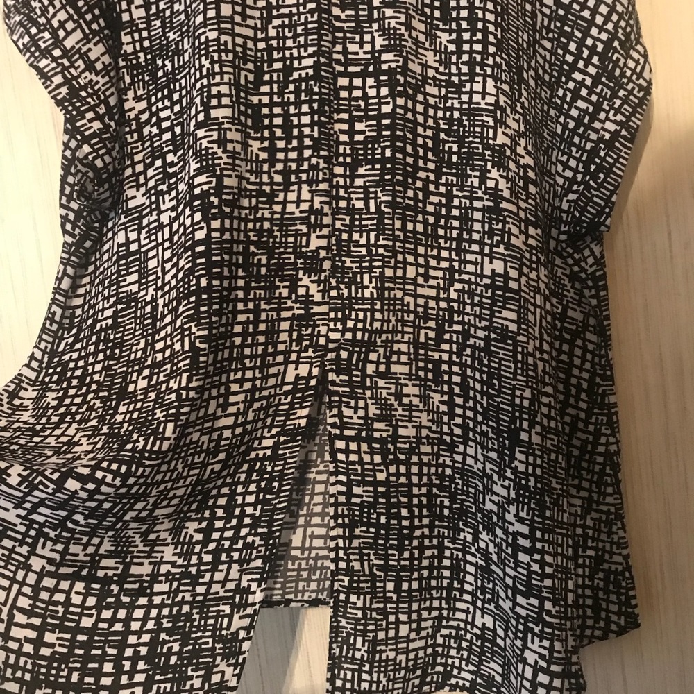 Short sleeved zipper blouse